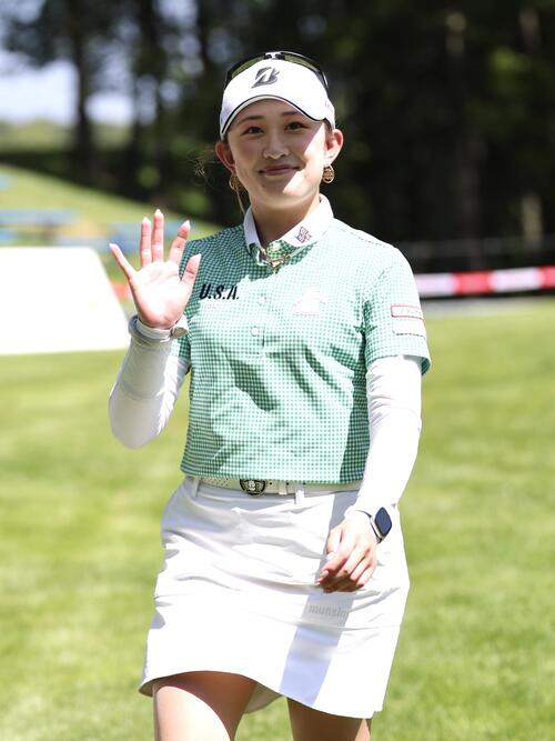 北海道meijiカッププロアマ戦　笑顔で手を振る加藤麗奈（撮影・宮地輝）