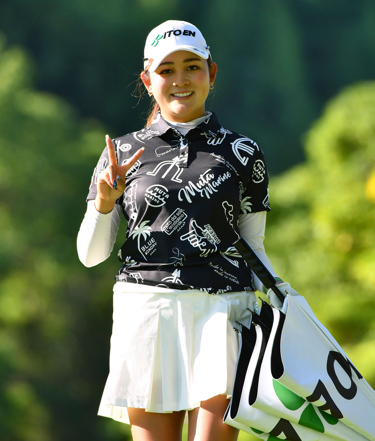 5番、笑顔でピースサインを見せる神谷桃歌（撮影・岩下翔太）