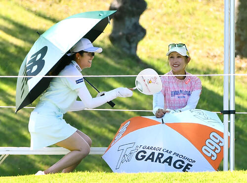 休憩スペースで金田久美子（右）をうちわであおぐ稲見萌寧（撮影・岩下翔太）