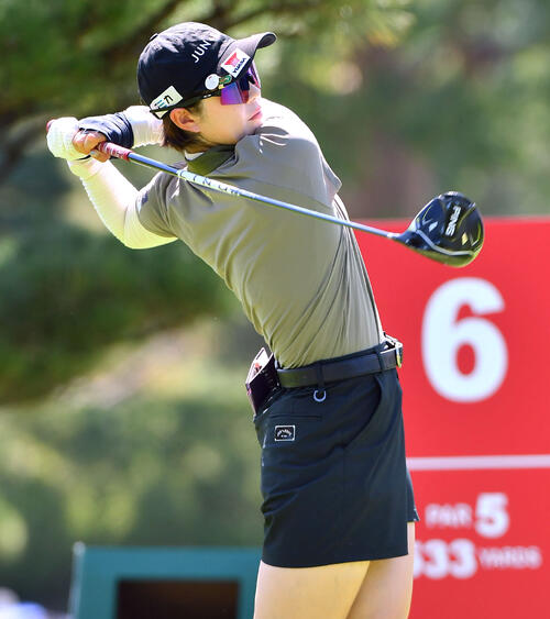 6番、ティーショットを放つ蛭田みな美（撮影・岩下翔太）