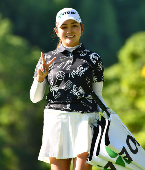 5番、笑顔でピースサインを見せる神谷桃歌（撮影・岩下翔太）