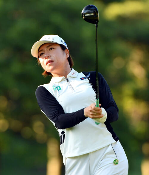 5番、ティーショットを放つ岡山絵里（撮影・岩下翔太）
