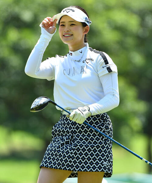 5番、ティーショットを放ち、笑顔を見せる政田夢乃（撮影・岩下翔太）