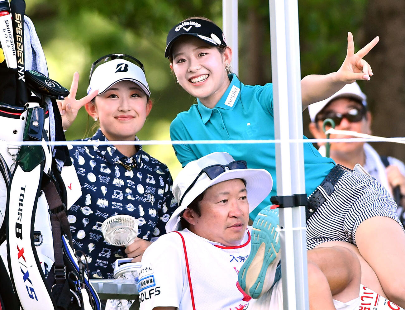休憩スペースでカメラに向かって笑顔でピースサインを見せる加藤麗奈（左）と吉田鈴（撮影・岩下翔太）