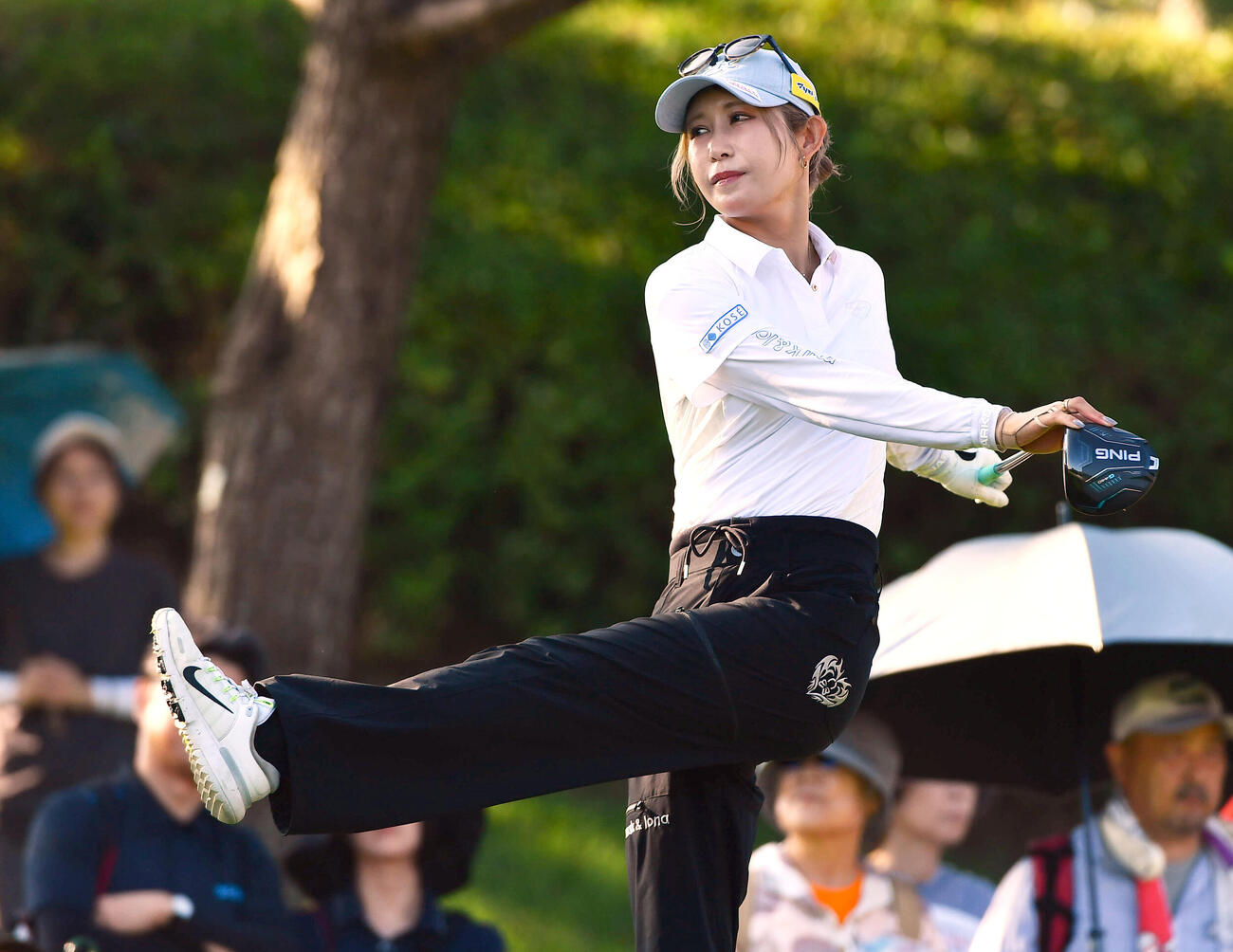 10番、ティーオフ前にストレッチする金田久美子（撮影・岩下翔太）