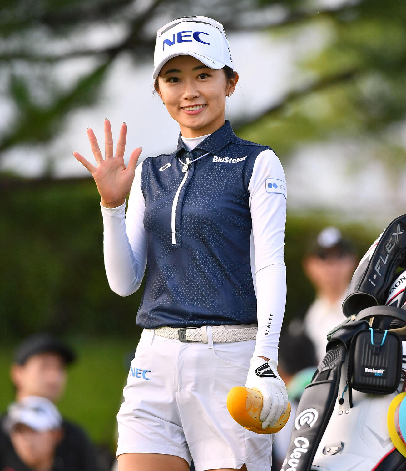 10番、カメラに向かって笑顔で手を振る安田祐香（撮影・岩下翔太）