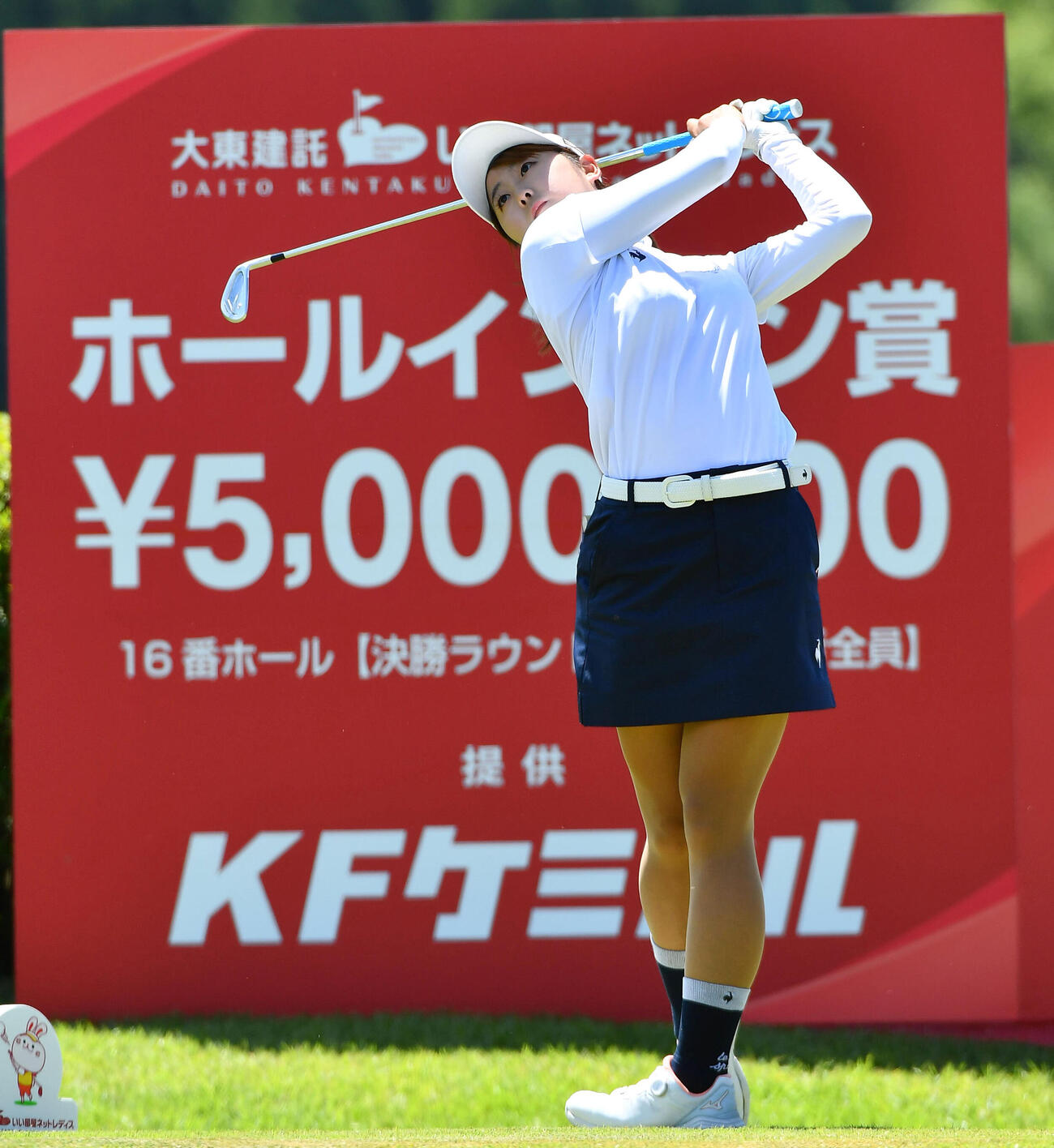 16番、ティーショットを放つ稲垣那奈子（撮影・岩下翔太）