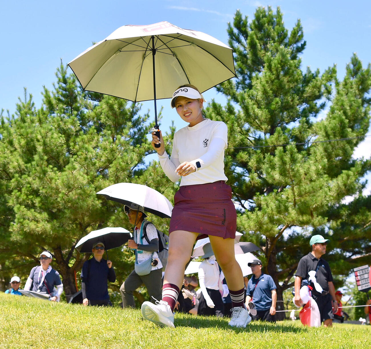 青空を背に笑顔で16番へ移動する皆吉愛寿香（撮影・岩下翔太）