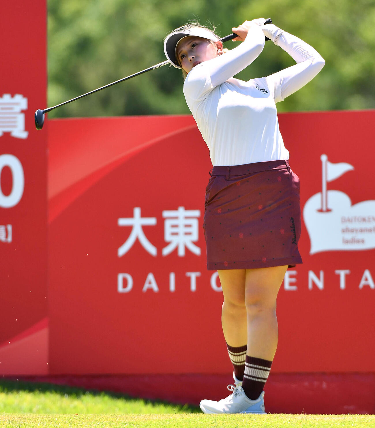 16番、ティーショットを放つ皆吉愛寿香（撮影・岩下翔太）