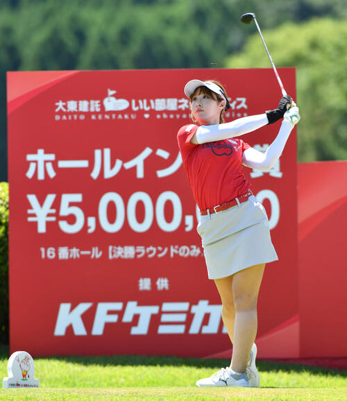 16番、ティーショットを放つ都玲華（撮影・岩下翔太）