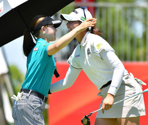 第3日をホールアウトし、抱き合う吉田鈴（左）と菅楓華（撮影・岩下翔太）