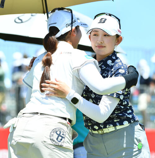 首位の通算18アンダーで第3日をホールアウトした加藤麗奈（右）は菅楓華と抱き合う（撮影・岩下翔太）