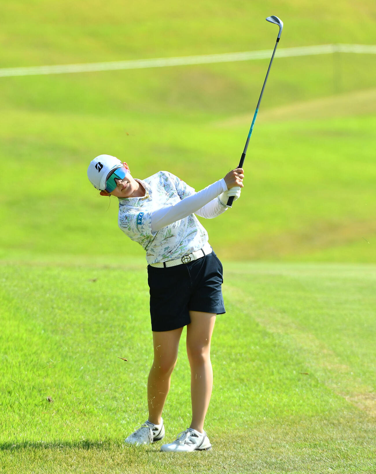 9番、第3打を放つ加藤麗奈（撮影・岩下翔太）