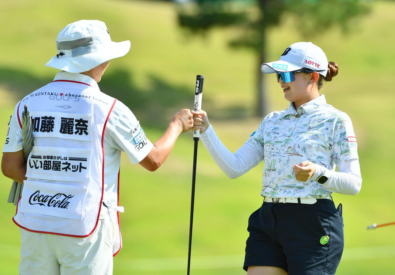 9番、バーディーでホールアウトし、キャディーとグータッチを交わす加藤麗奈（撮影・岩下翔太）