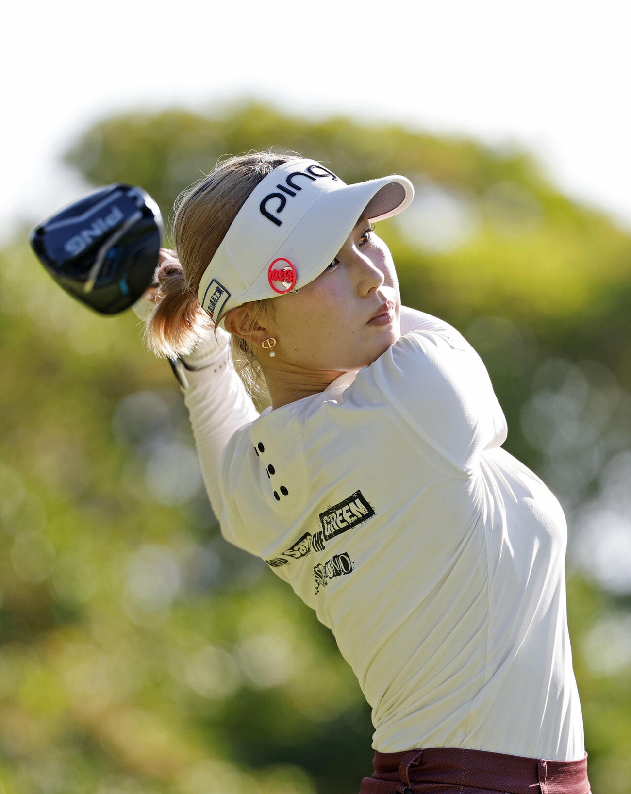 第3日、通算16アンダーで2位の皆吉愛寿香＝ザ・クイーンズヒルGC（共同）