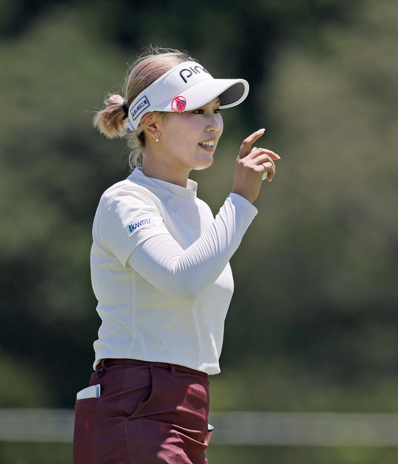 第3日、ホールアウトし笑顔の皆吉愛寿香。通算16アンダーで2位＝ザ・クイーンズヒルGC（共同）