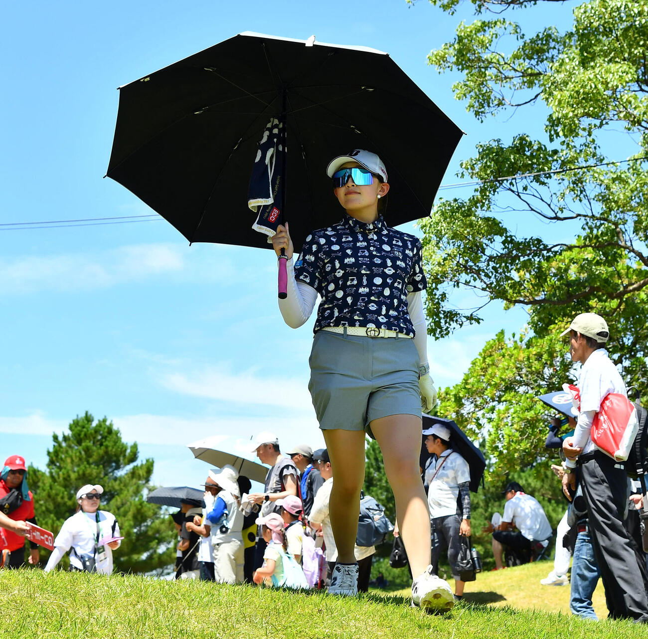 青空を背に16番へ移動する加藤麗奈（撮影・岩下翔太）