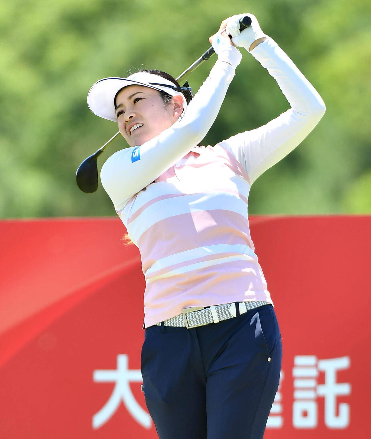 16番、ティーショットを放つ仲宗根澄香（撮影・岩下翔太）