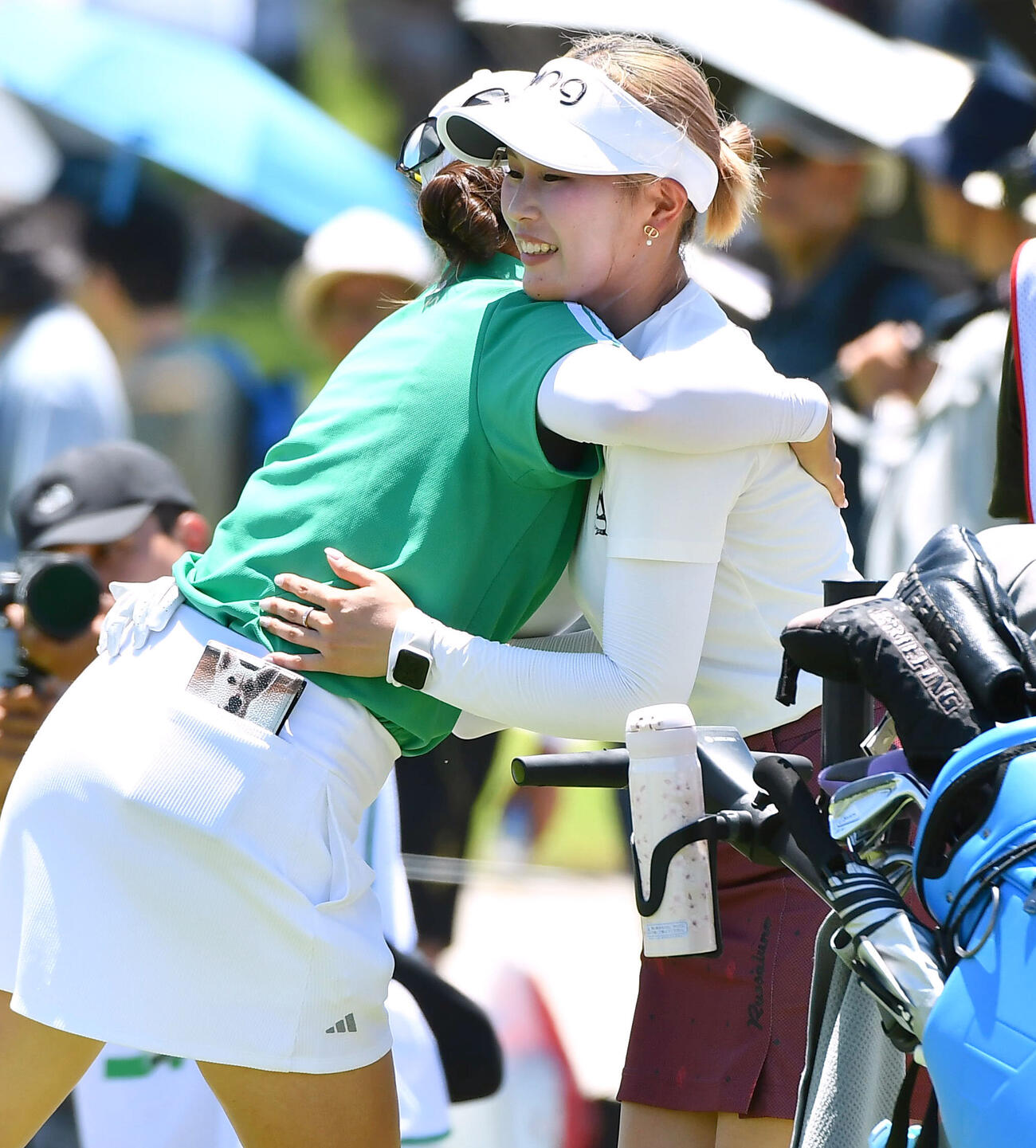 第3日をホールアウトし、森田遥（左）と抱き合う皆吉愛寿香（撮影・岩下翔太）