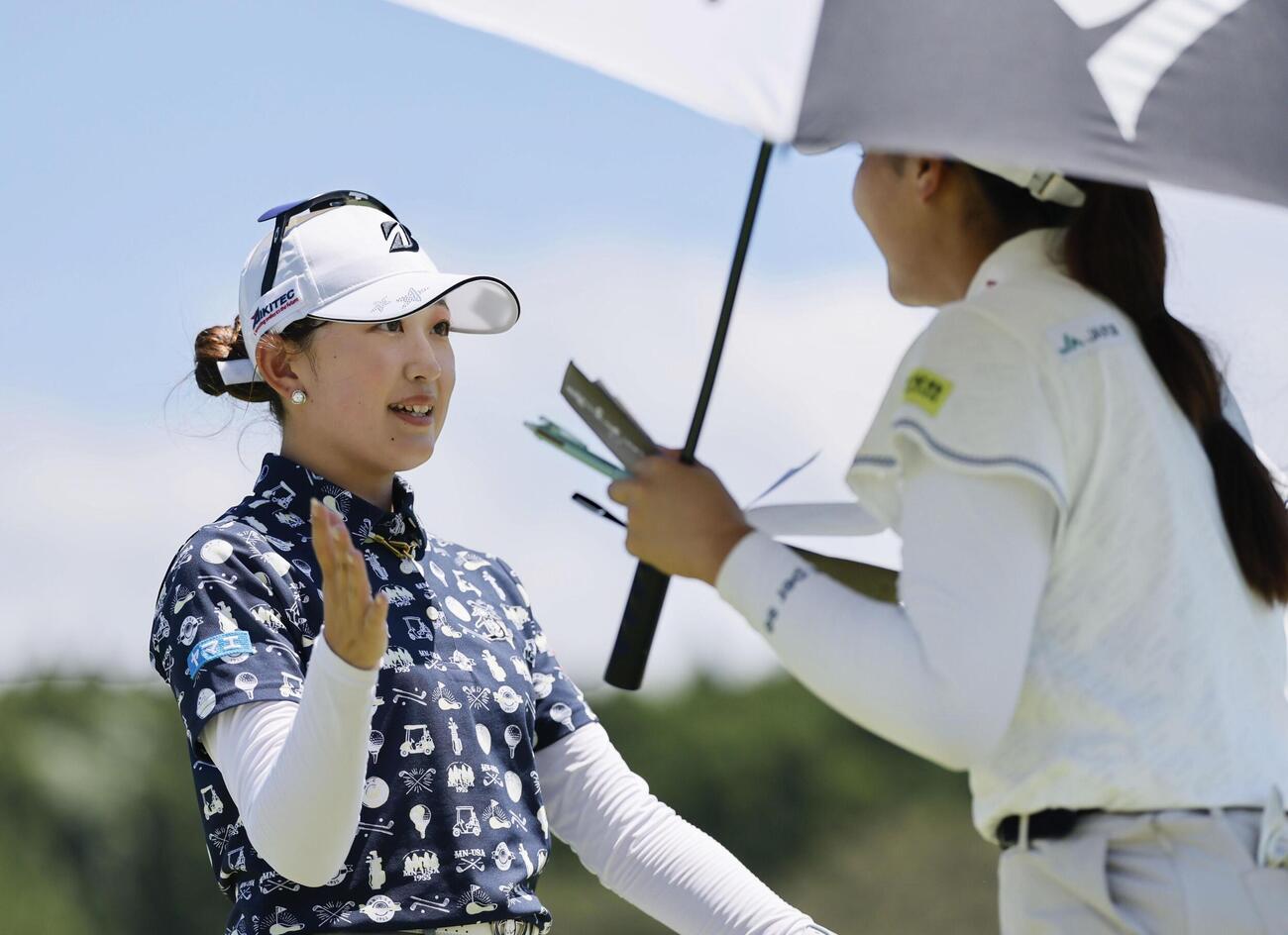 第3日、ホールアウトする加藤麗奈。通算18アンダーで首位＝ザ・クイーンズヒルGC（共同）