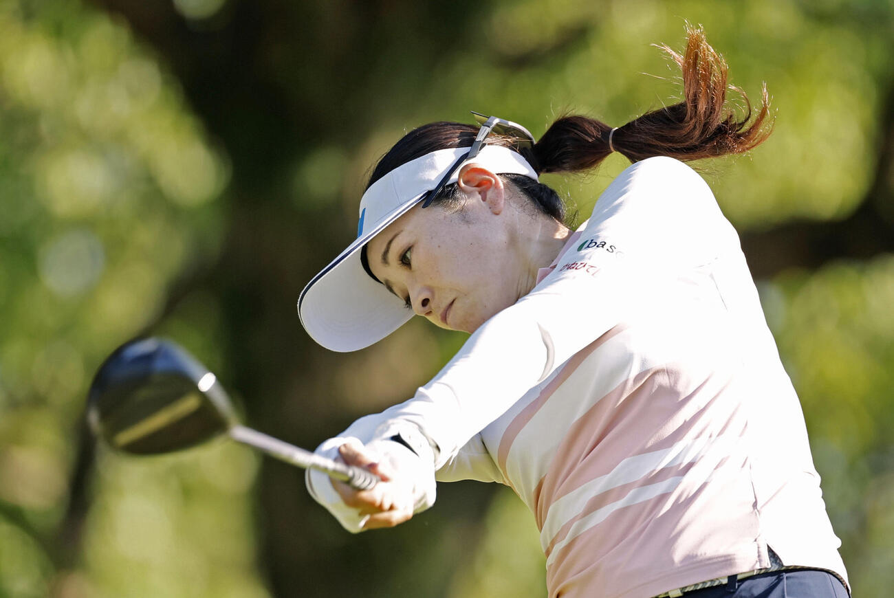 第3日、通算16アンダーで2位の仲宗根澄香＝ザ・クイーンズヒルGC（共同）