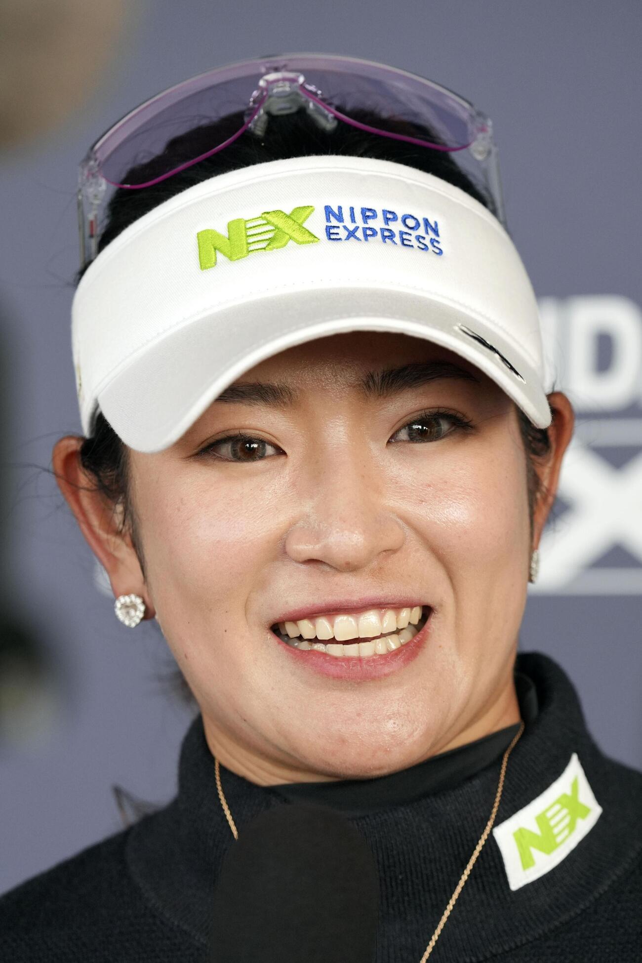 第3ラウンドを終え、笑顔で取材に応じる原英莉花。通算5アンダーで3位（共同）