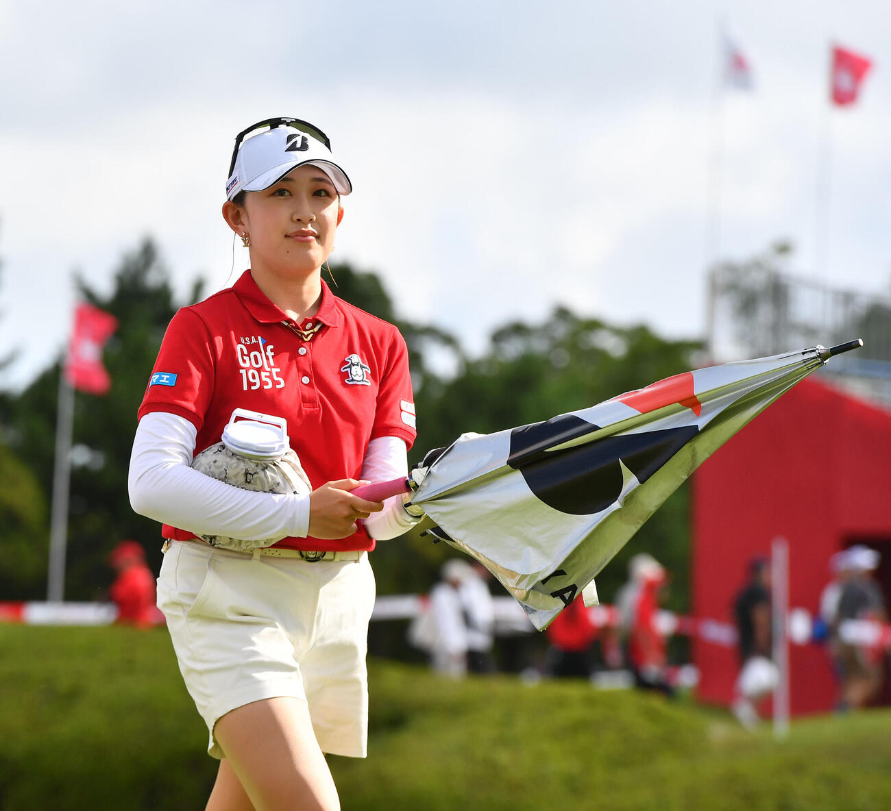 1番、ティーショットを終えて移動する加藤麗奈（撮影・岩下翔太）