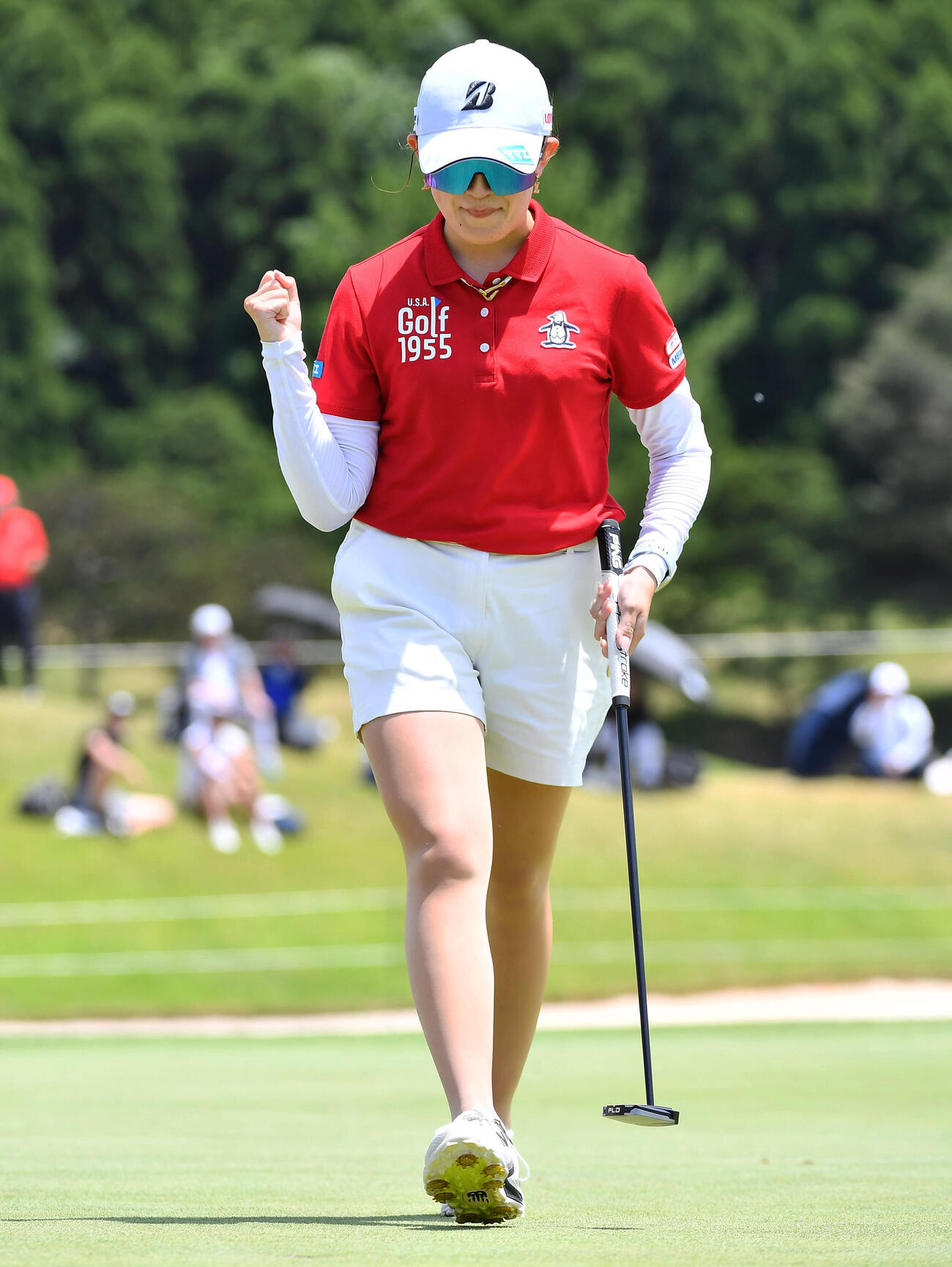 18番、ウイニングパットを決め、ガッツポーズする加藤麗奈（撮影・岩下翔太）