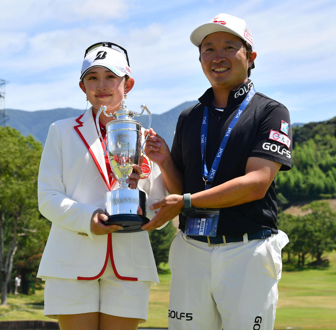 ツアー初優勝の加藤麗奈（左）は李進伍キャディーと優勝カップを掲げる（撮影・岩下翔太）