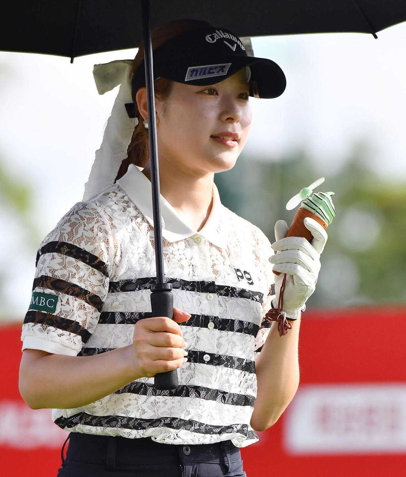 1番、ソフトクリーム型のハンディファンを手に移動する吉田鈴（撮影・岩下翔太）