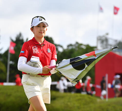 1番、ティーショットを終えて移動する加藤麗奈(撮影・岩下翔太)