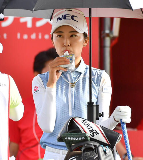 1番、ティーオフ前にゼリーで栄養補給をする安田祐香(撮影・岩下翔太)