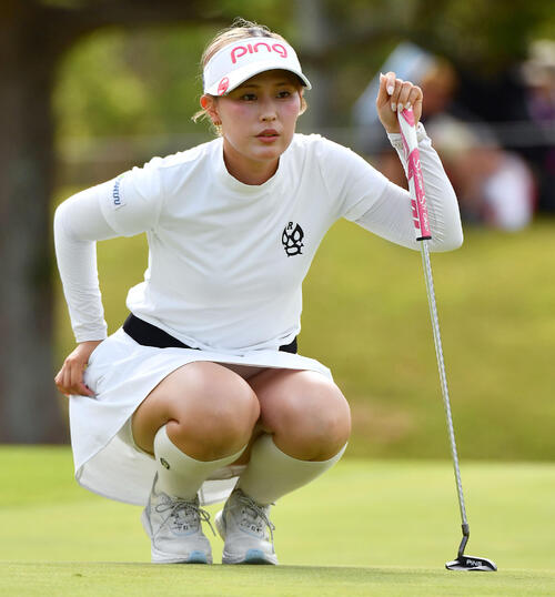 5番グリーンでラインを読む皆吉愛寿香(撮影・岩下翔太)