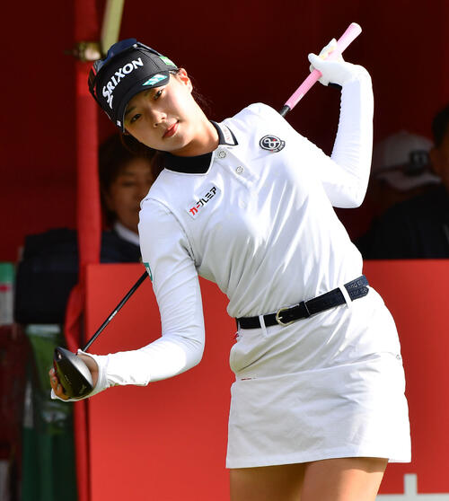 1番、ティーオフ前にストレッチをする菅楓華(撮影・岩下翔太)