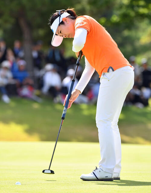 5番、バーディーパットを決る仲宗根澄香（撮影・岩下翔太）