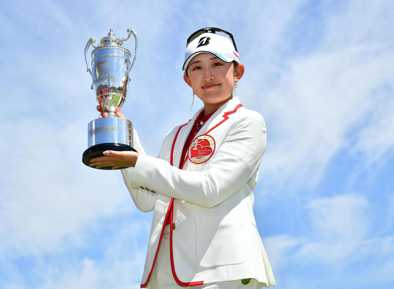 ツアー初優勝を決め、優勝カップを掲げる加藤麗奈（撮影・岩下翔太）