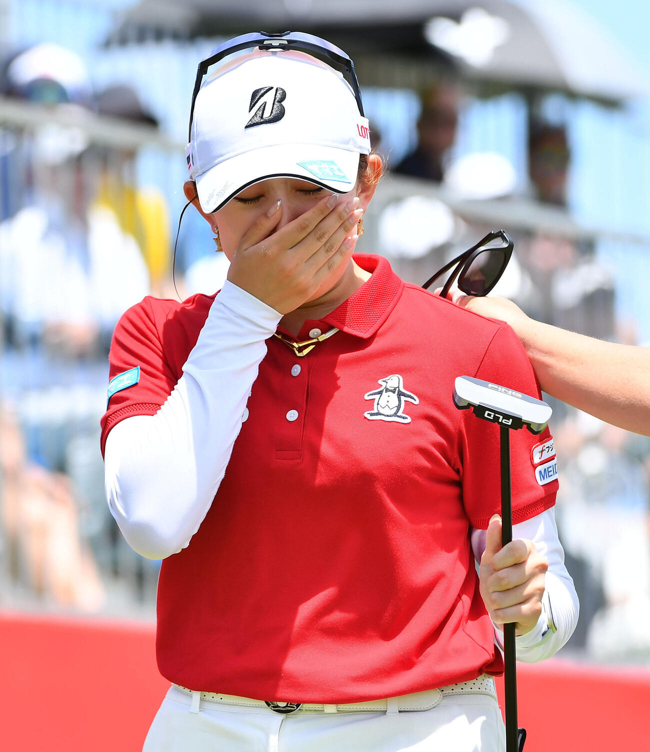 ツアー初優勝を決め、涙ぐむ加藤麗奈（撮影・岩下翔太）