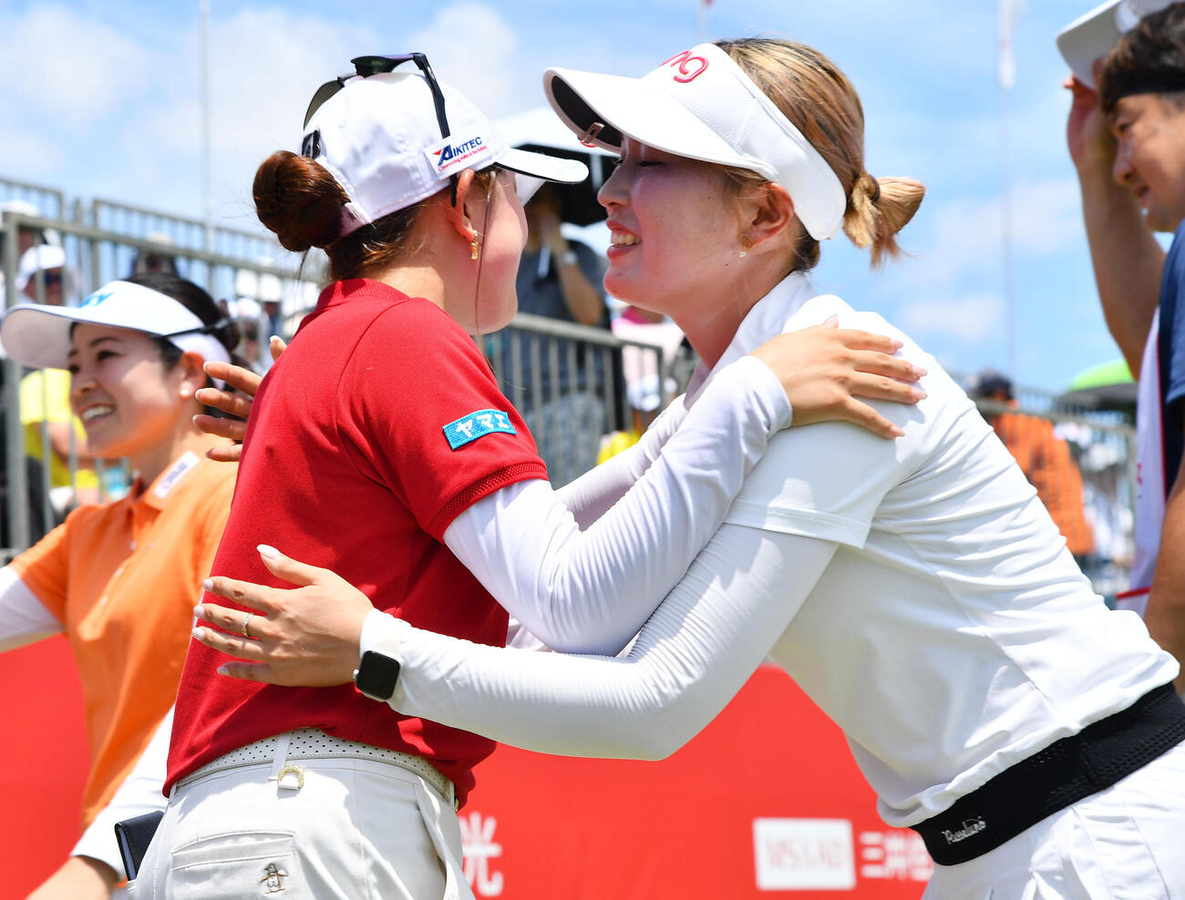 優勝した加藤麗奈（左）と抱き合う皆吉愛寿香（撮影・岩下翔太）