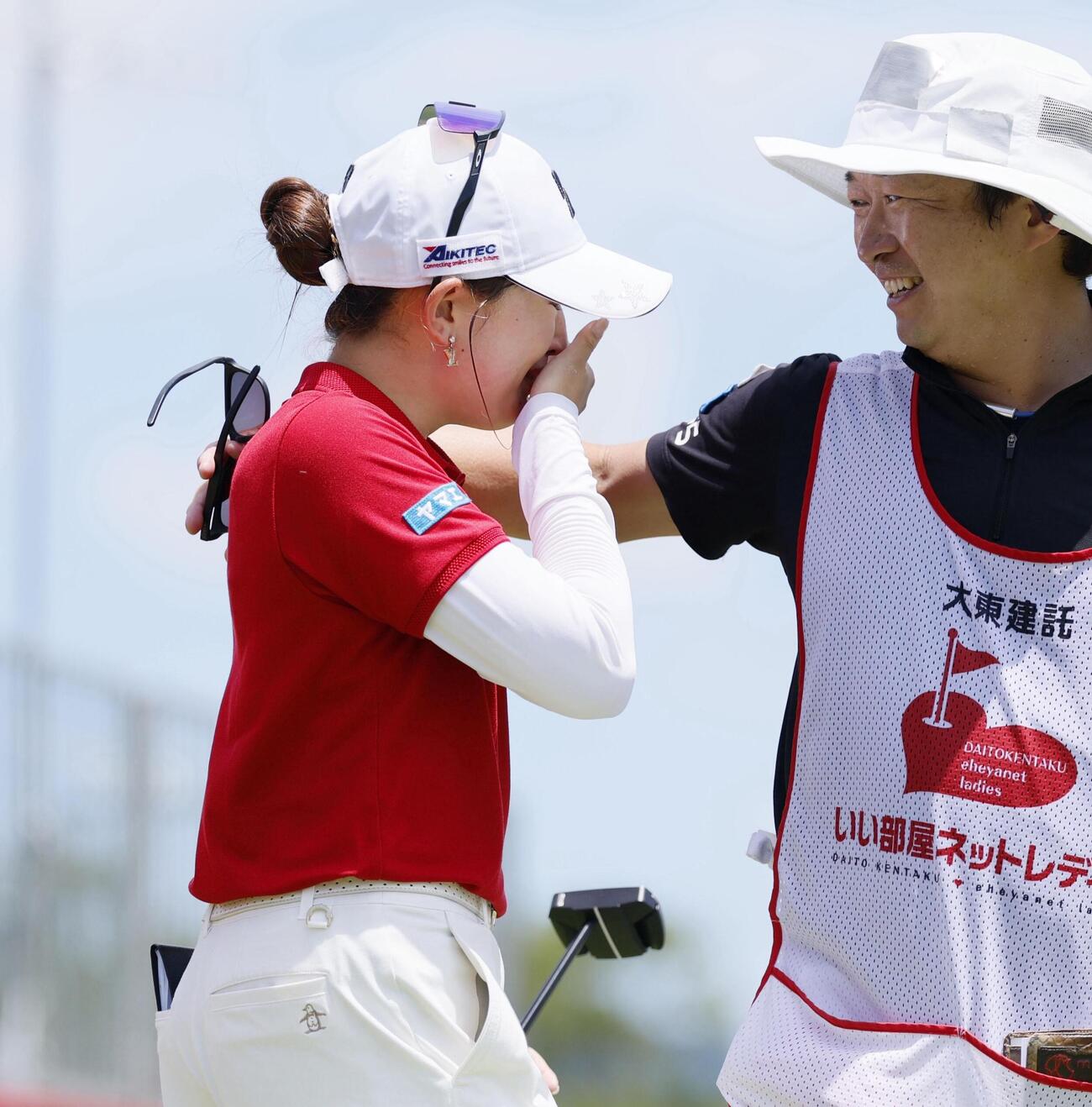 最終日、通算22アンダーでツアー初優勝を果たし、涙ぐむ加藤麗奈（共同）