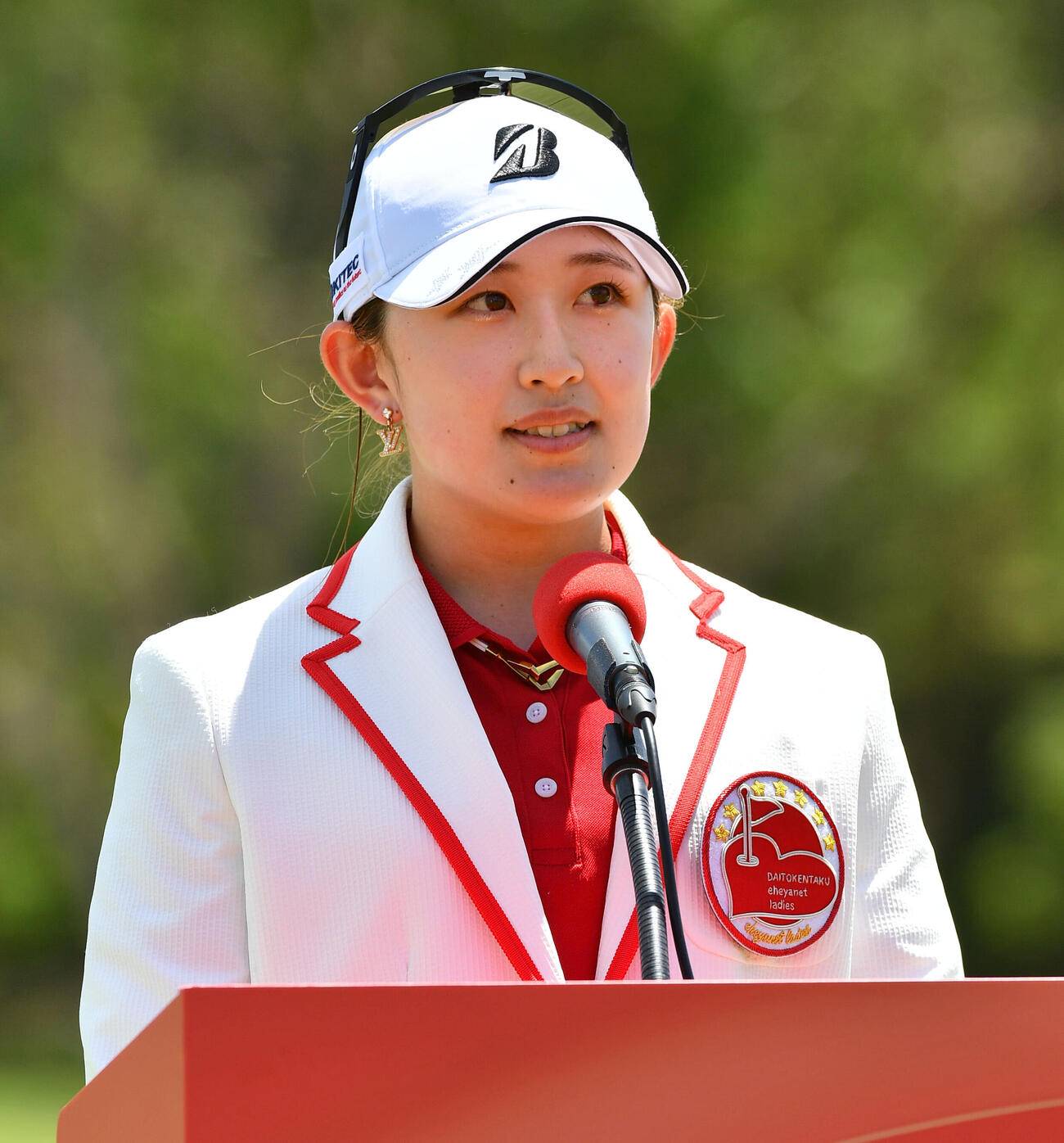 ツアー初優勝を決め、優勝スピーチを行う加藤麗奈（撮影・岩下翔太）