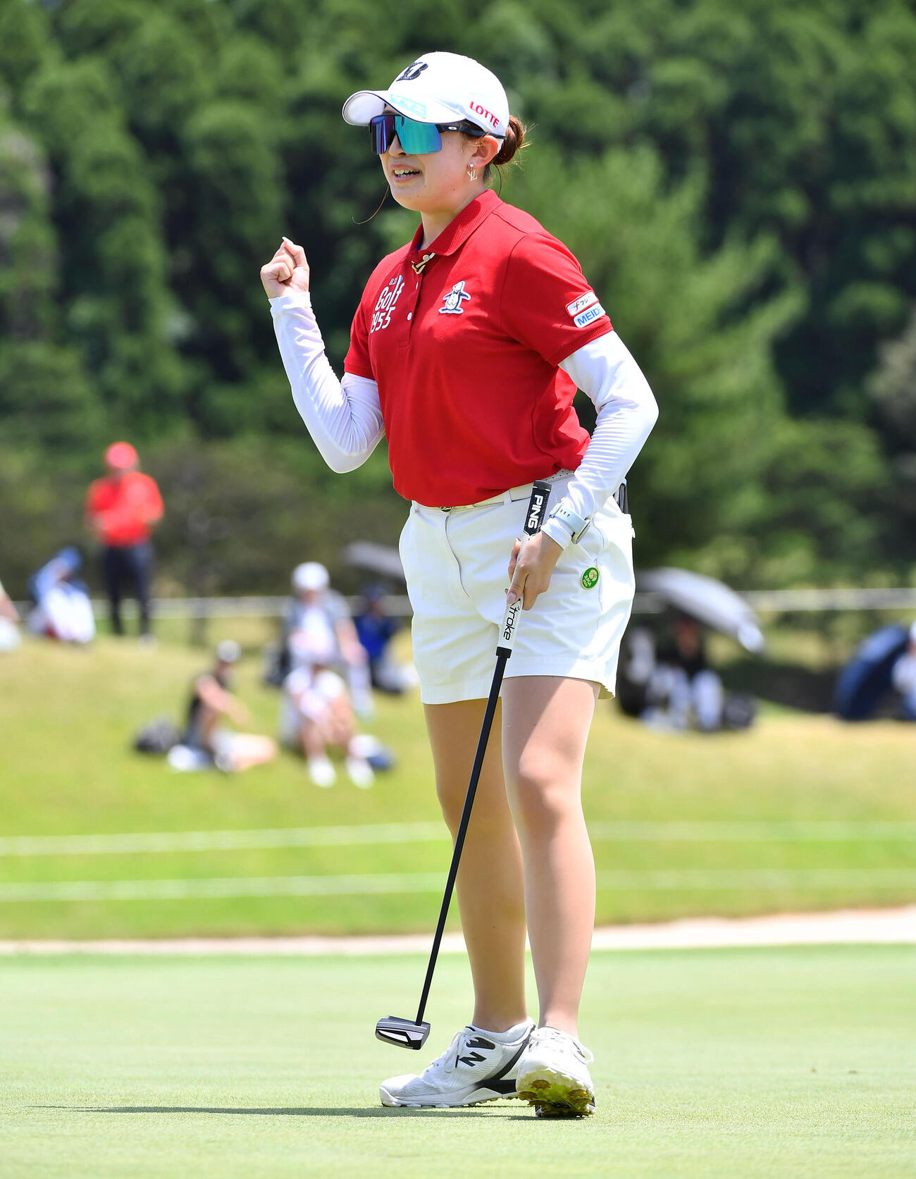 18番、ウイニングパットを決め、ガッツポーズする加藤麗奈（撮影・岩下翔太）