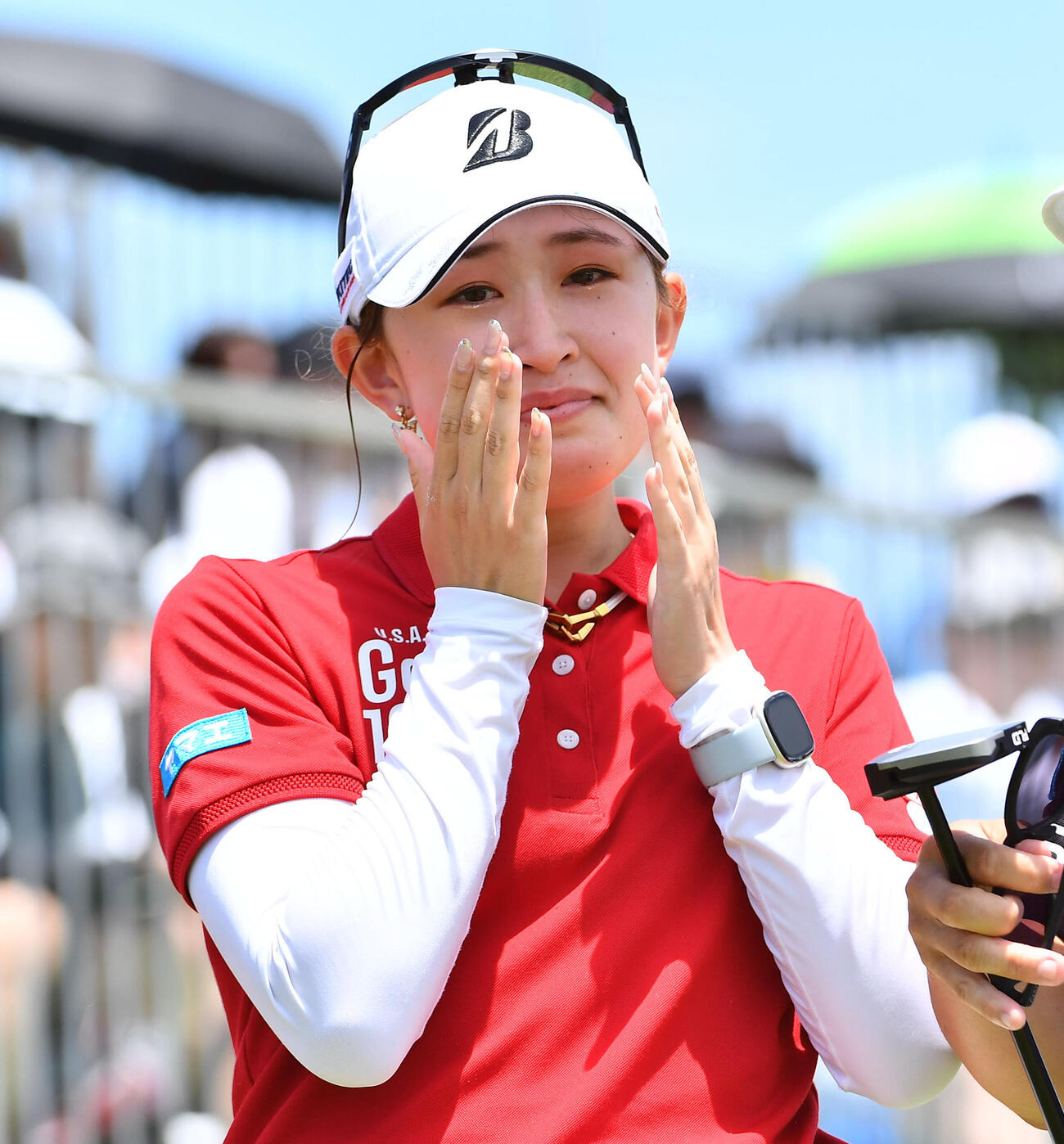 ツアー初優勝を決め、涙ぐむ加藤麗奈（撮影・岩下翔太）