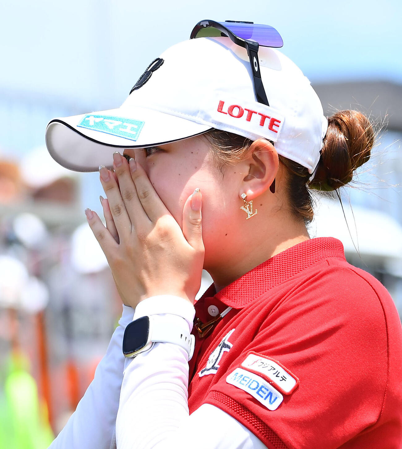 ツアー初優勝を決め、涙ぐむ加藤麗奈（撮影・岩下翔太）