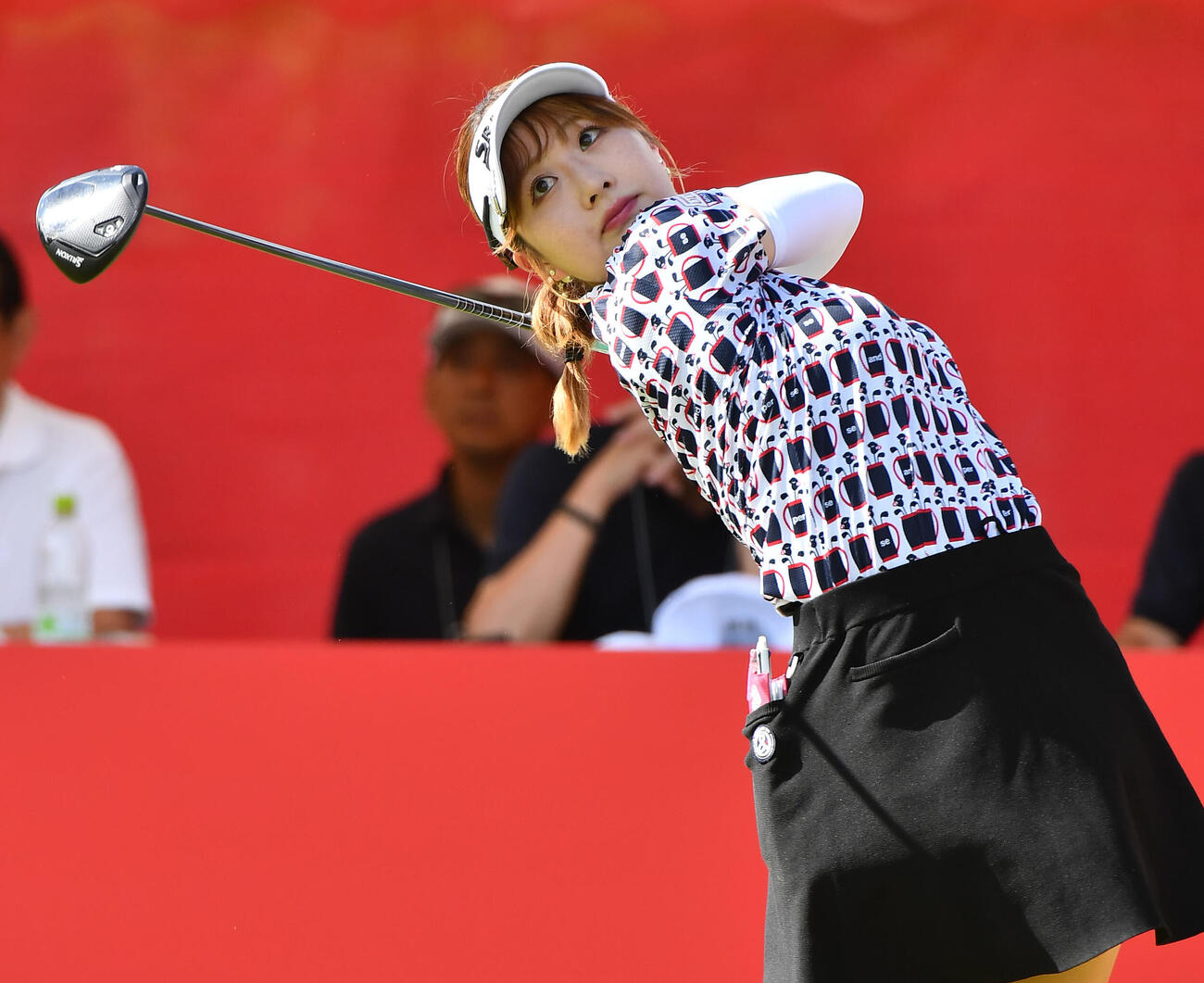 10番、ティーショットを放つ都玲華（撮影・岩下翔太）