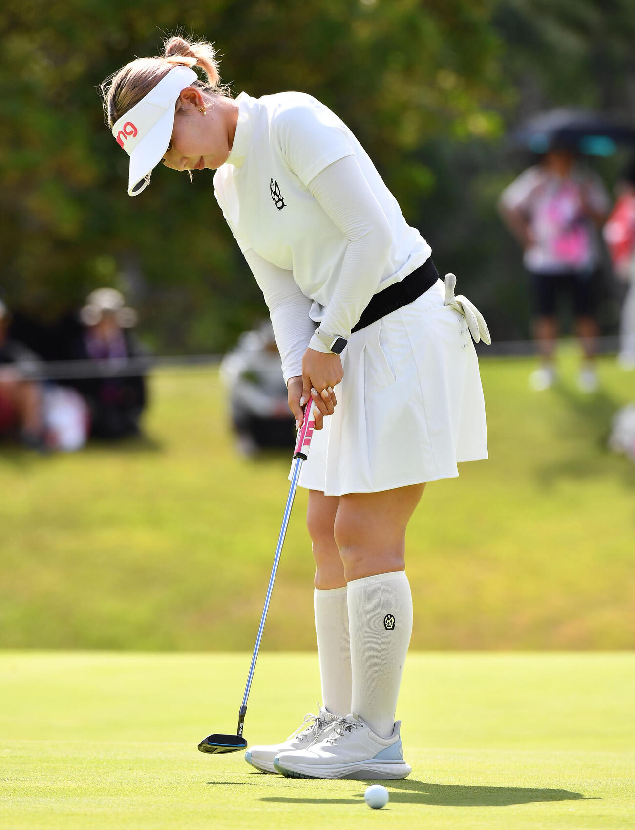 5番、イーグルパットを決める皆吉愛寿香（撮影・岩下翔太）