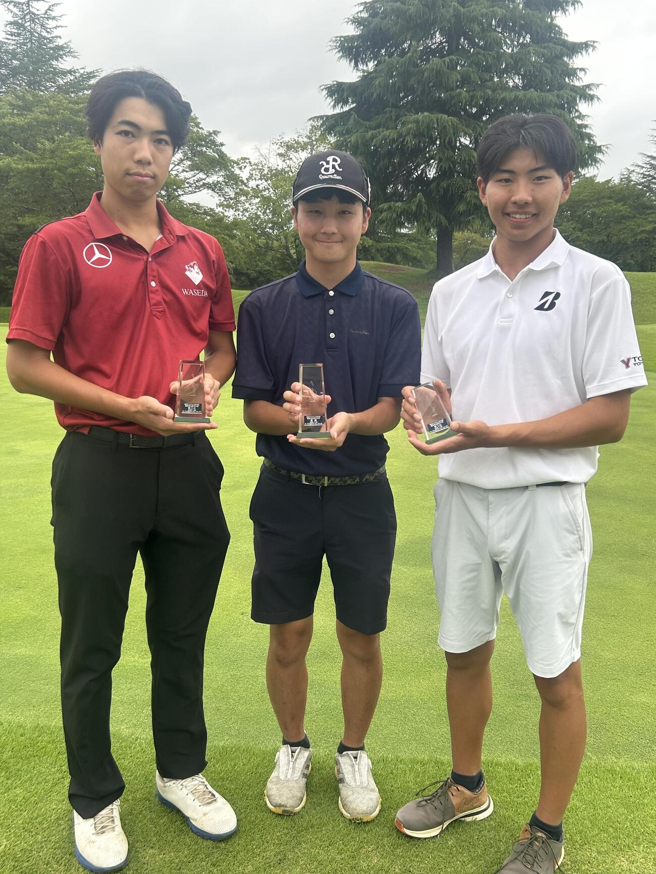 （左から）2位の加藤、優勝した大久保、3位の小林