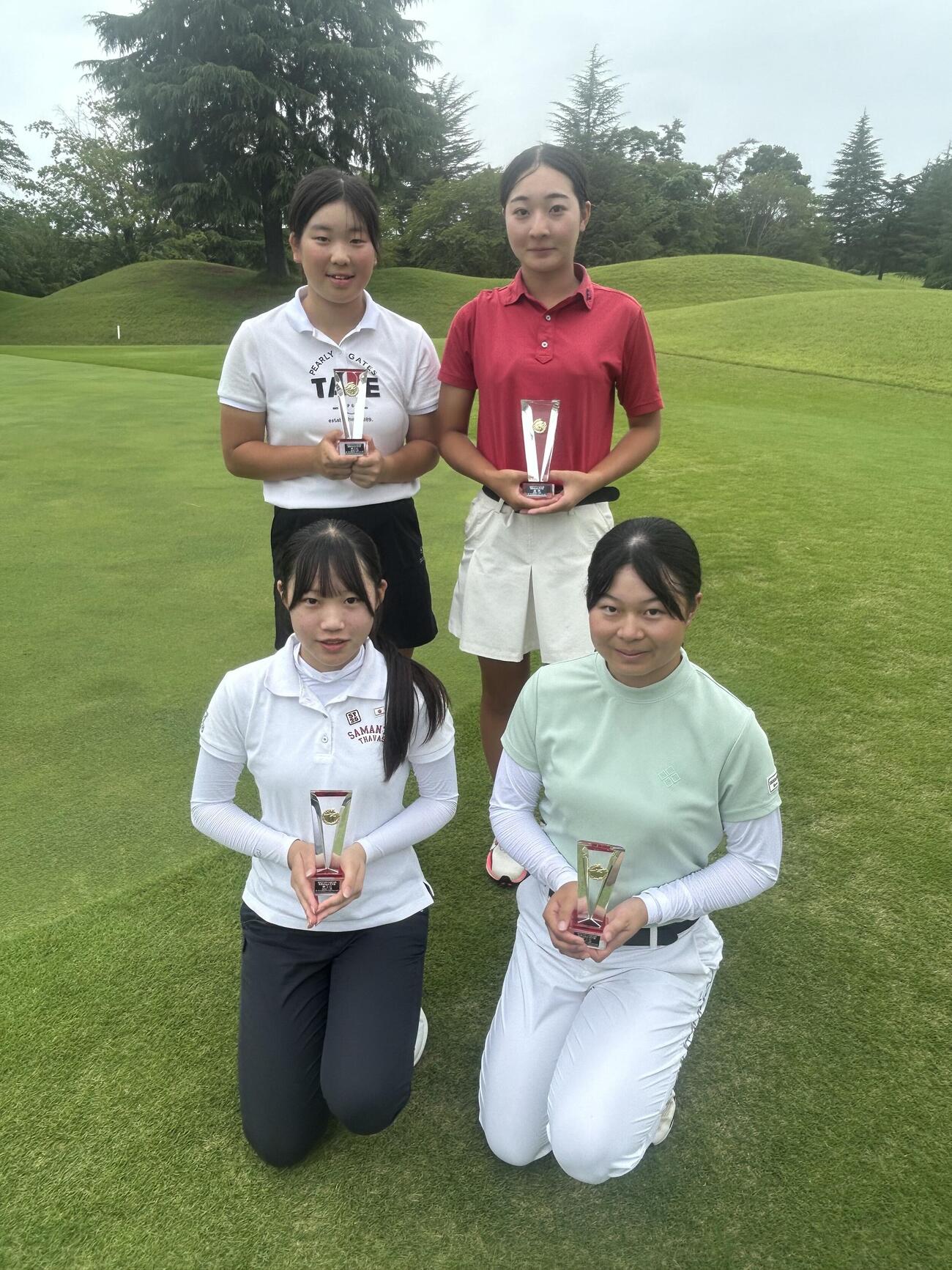 （後方左から）2位の白旗と優勝の崎浜。（前方左から）第3位タイの西澤と松本