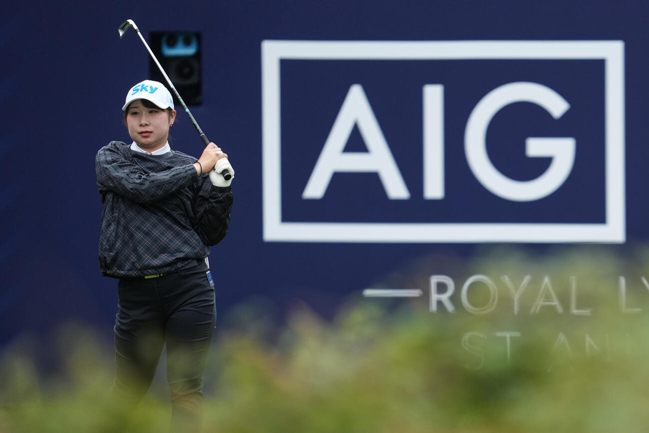 1番、ティーショットを放つ荒木優奈（AP）