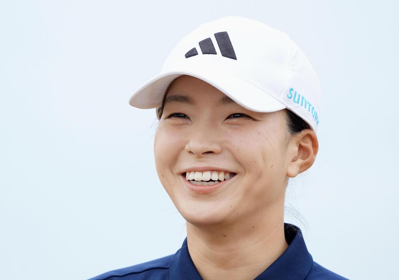取材に応じる渋野日向子＝ロイヤルリザム・アンド・セントアンズGC（共同）