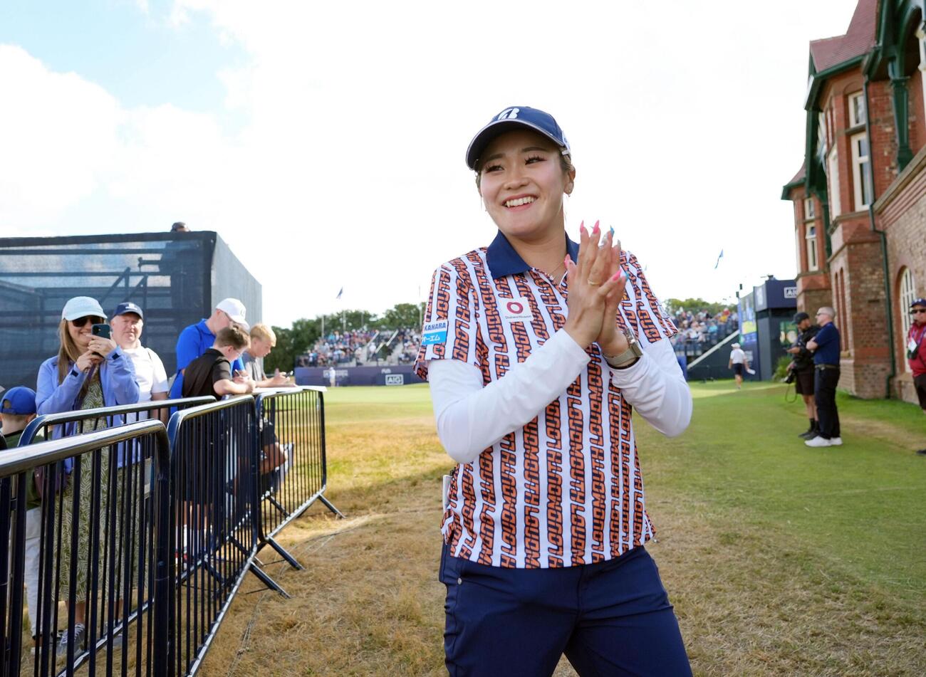 全英女子オープン　14番ホールでショットを放つ桑木志帆（AP）